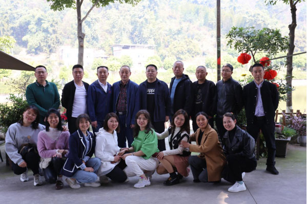 久巨公司开展庆“三八妇女节”踏青活动